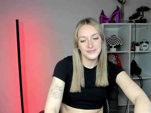 EvelynBlond26 webcam