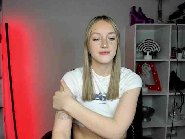 EvelynBlond26 webcam