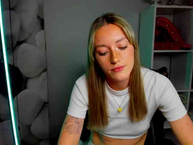 EvelynBlond26 webcam