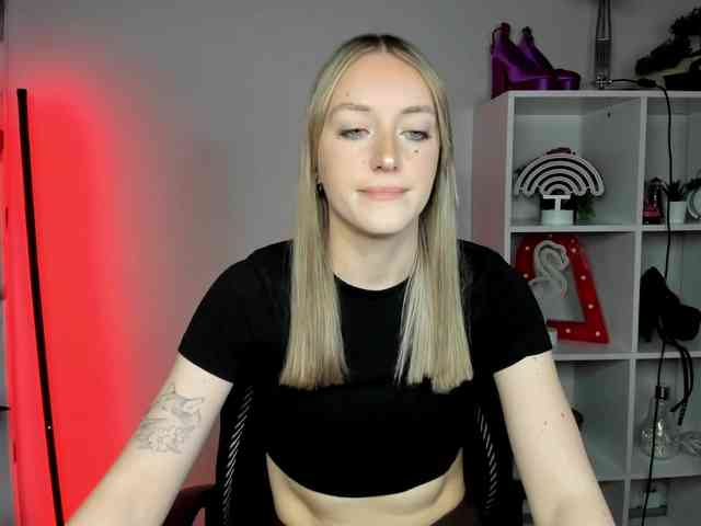 EvelynBlond26 webcam
