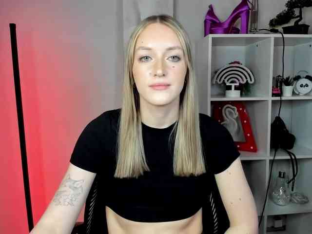 EvelynBlond26 webcam