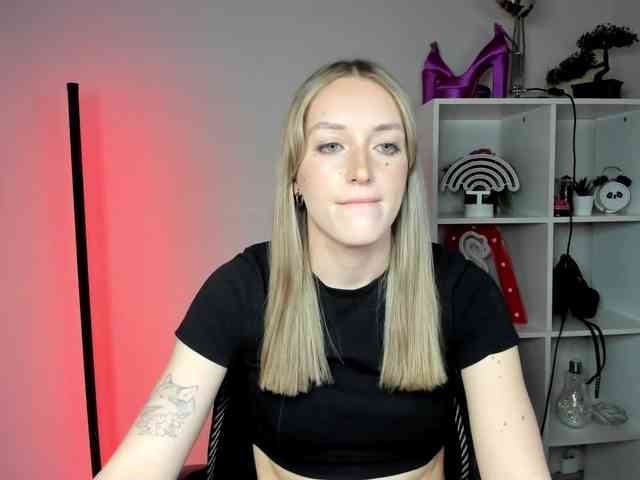 EvelynBlond26 webcam