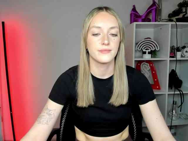 EvelynBlond26 webcam