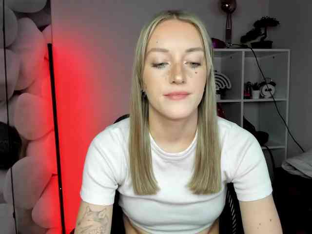 EvelynBlond26 webcam