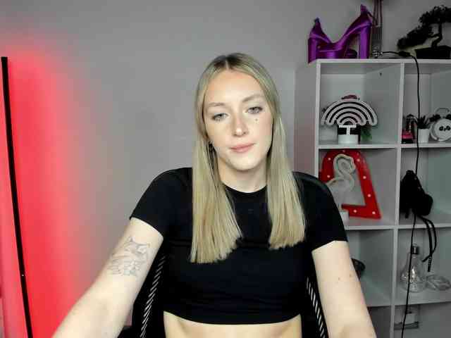EvelynBlond26 webcam