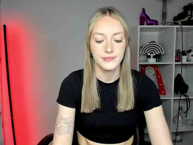 EvelynBlond26 webcam