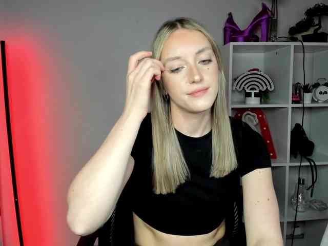 EvelynBlond26 webcam