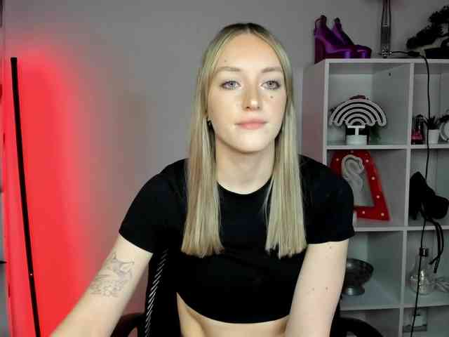 EvelynBlond26 webcam