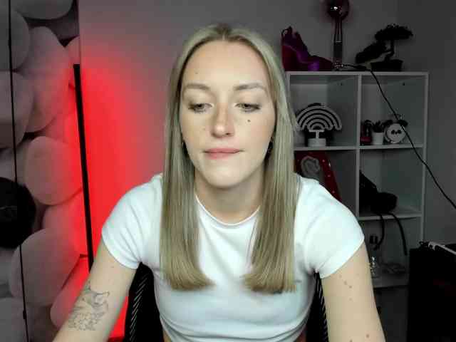EvelynBlond26 webcam