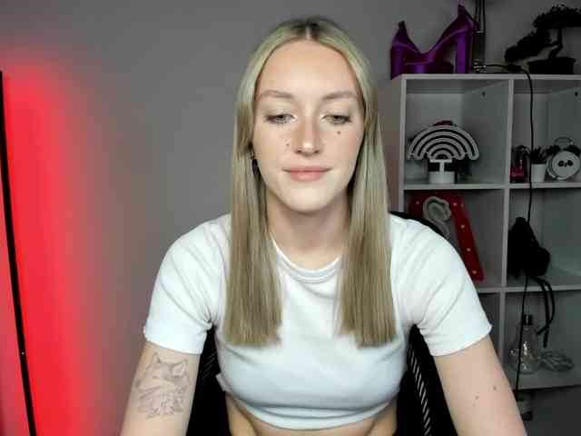 EvelynBlond26 webcam