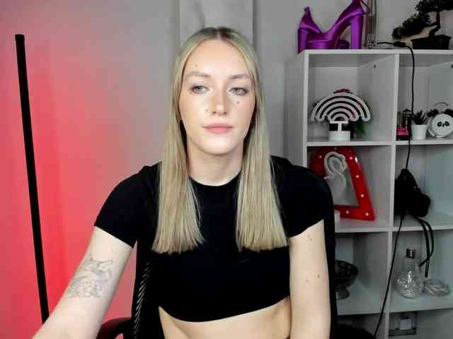 EvelynBlond26 webcam