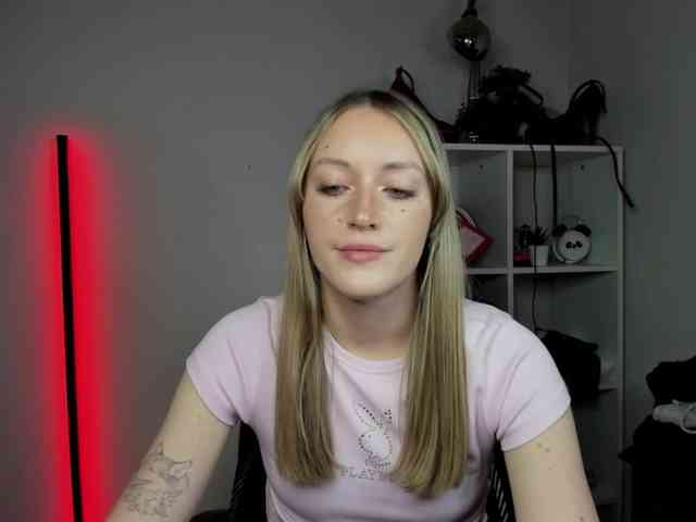 EvelynBlond26 webcam