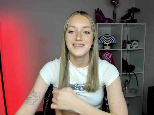 EvelynBlond26 webcam