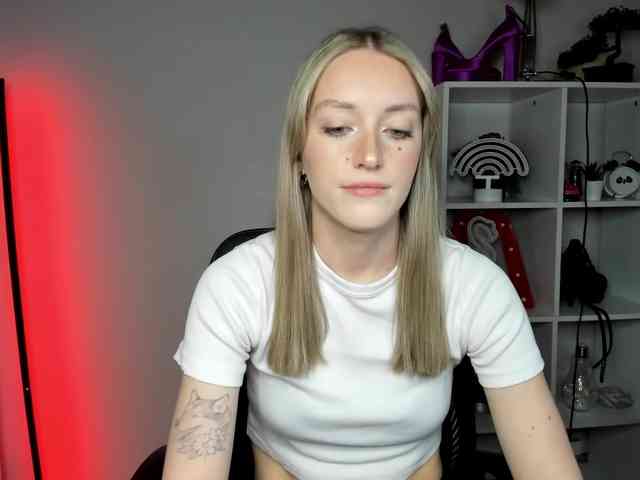 EvelynBlond26 webcam