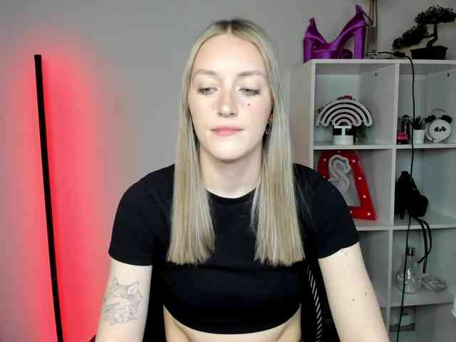 EvelynBlond26 webcam