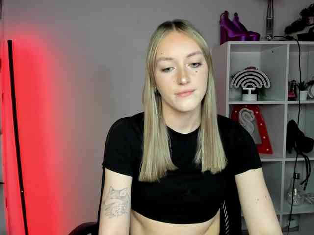 EvelynBlond26 webcam