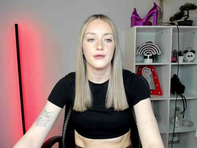 EvelynBlond26 webcam