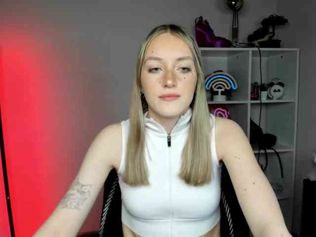 EvelynBlond26 webcam