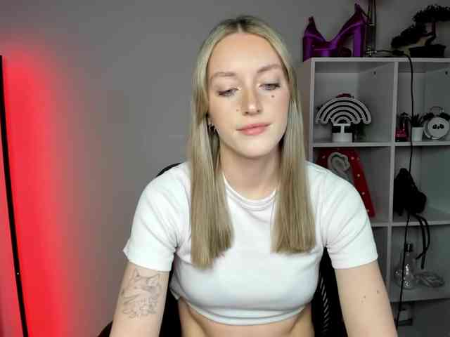 EvelynBlond26 webcam