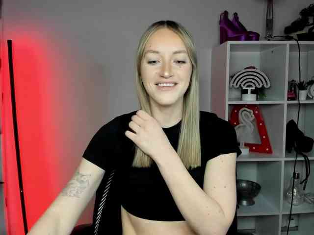 EvelynBlond26 webcam
