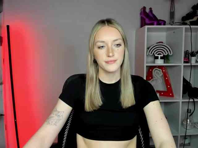 EvelynBlond26 webcam