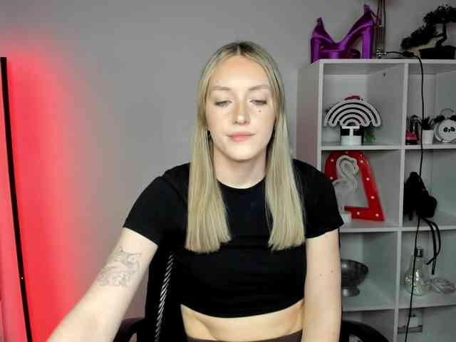 EvelynBlond26 webcam