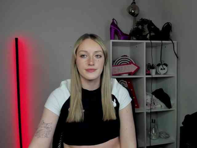 EvelynBlond26 webcam