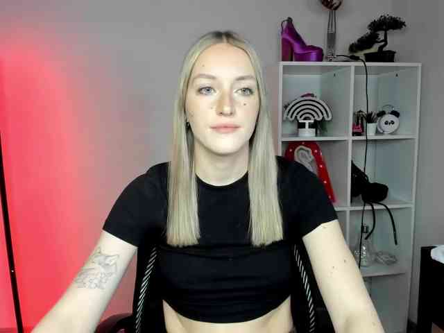 EvelynBlond26 webcam