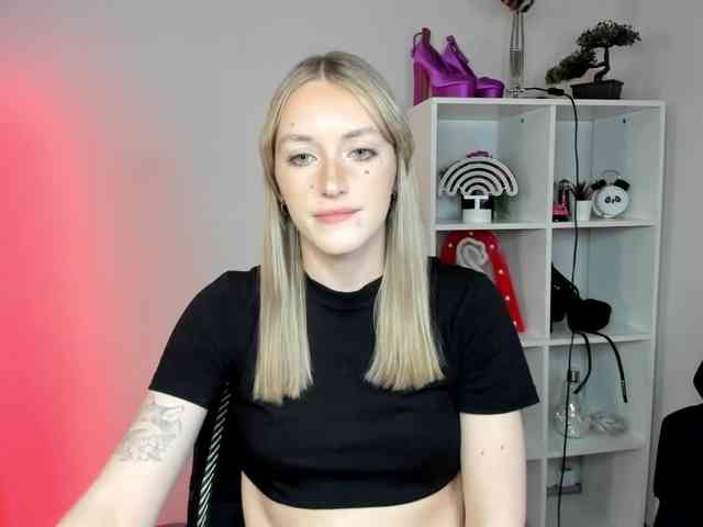 EvelynBlond26 webcam