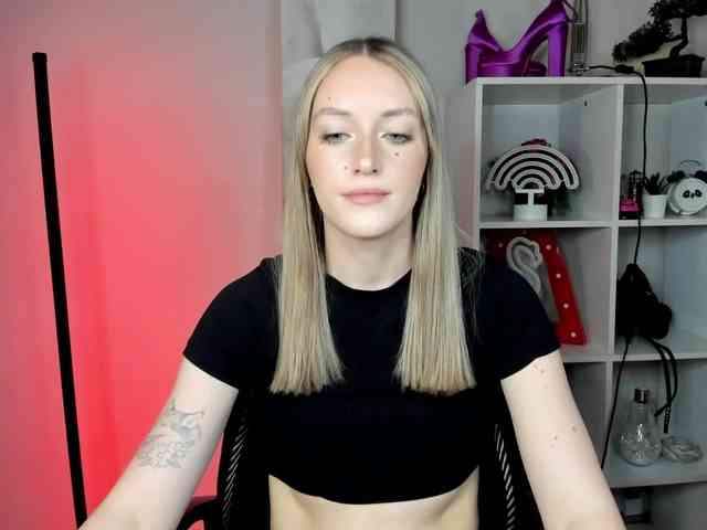 EvelynBlond26 webcam
