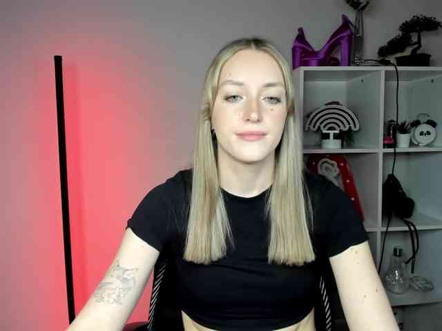 EvelynBlond26 webcam
