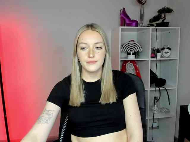 EvelynBlond26 webcam