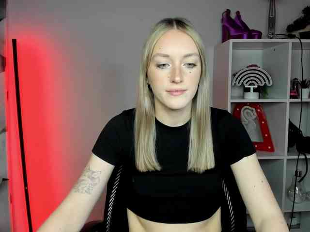 EvelynBlond26 webcam