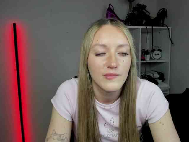 EvelynBlond26 webcam