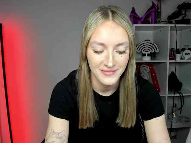 EvelynBlond26 webcam