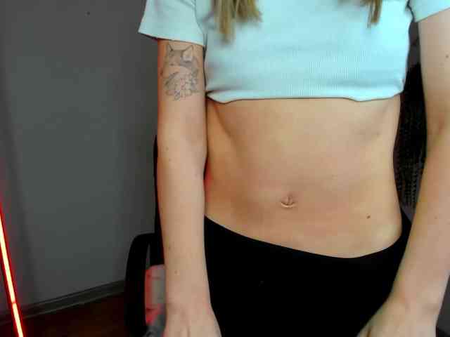 EvelynBlond26 webcam