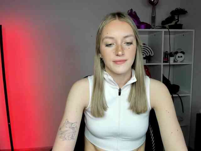 EvelynBlond26 webcam
