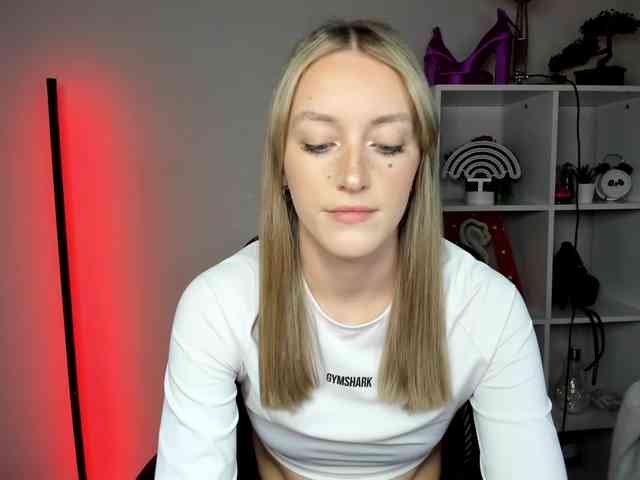 EvelynBlond26 webcam
