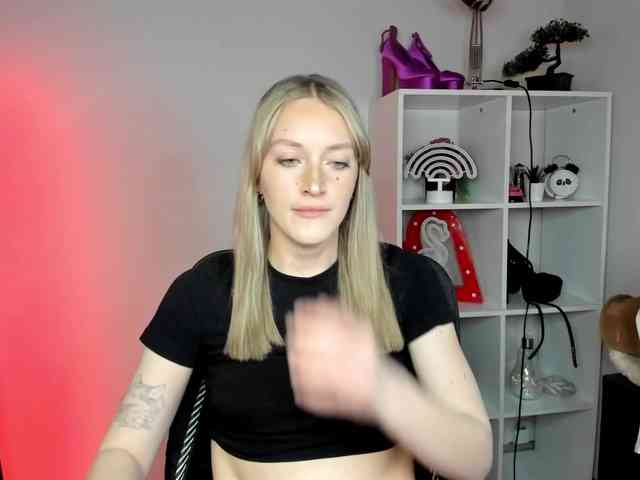 EvelynBlond26 webcam