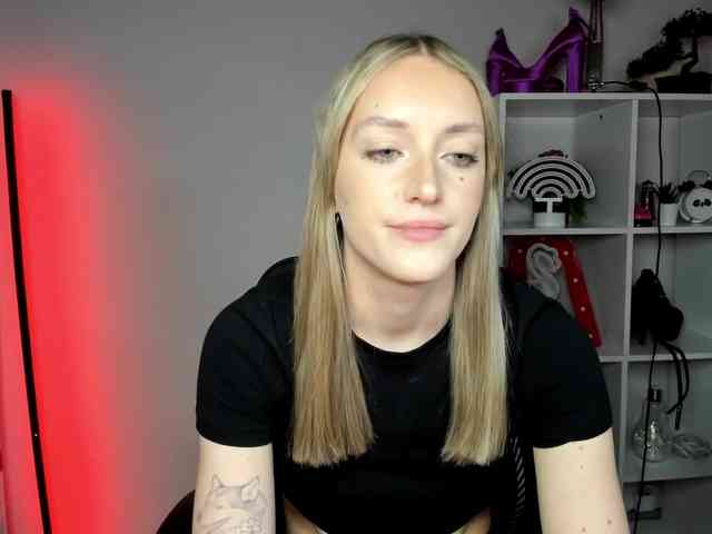 EvelynBlond26 webcam