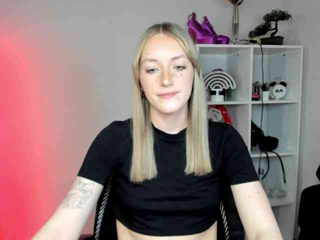 EvelynBlond26 webcam