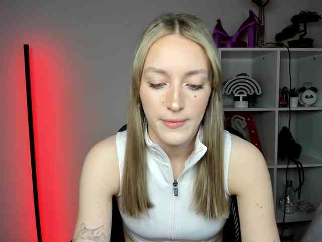EvelynBlond Live Webcam on BongaCams