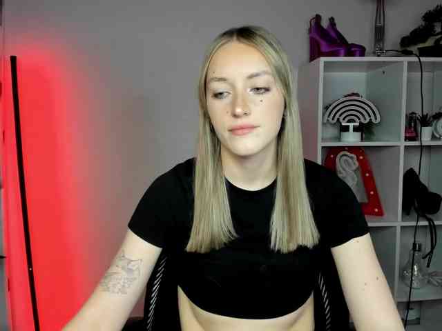 EvelynBlond26 webcam