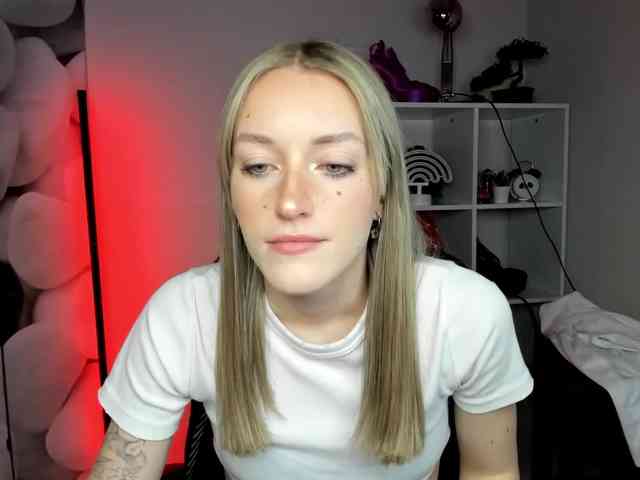 EvelynBlond26 webcam