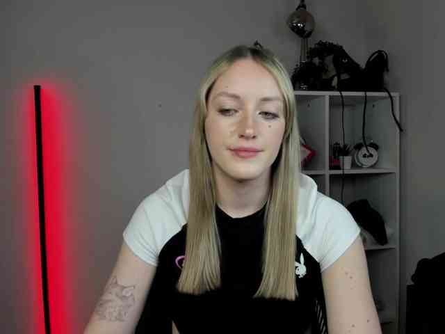 EvelynBlond Live Webcam on BongaCams