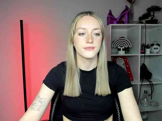 EvelynBlond26 webcam