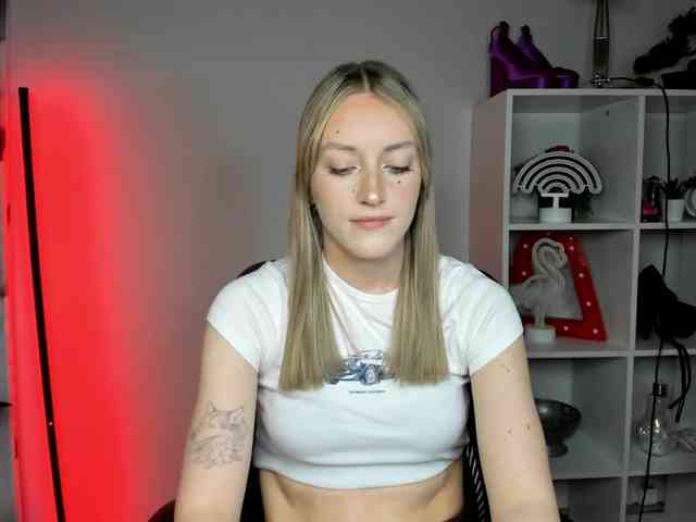 EvelynBlond26 webcam