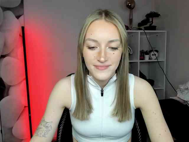 EvelynBlond26 webcam