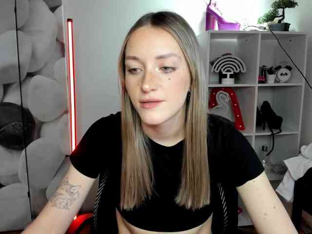 EvelynBlond26 webcam