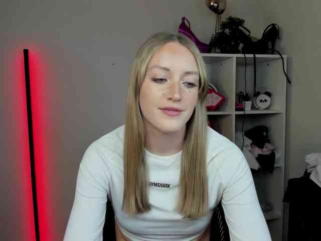 EvelynBlond Live Webcam on BongaCams